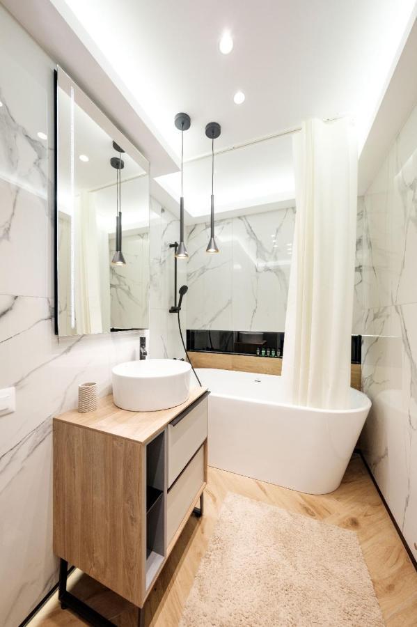 Brand New Luxury Apartment In The Heart Of Braşov Buitenkant foto
